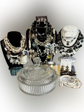 Lot of 27 Jewelry & Vintage Anchor 1930's Hocking "Queen Mary" Lidded Candy Dish